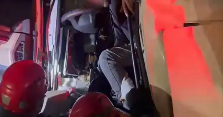 Lökbatanda TIR reklam lövhəsinə çırpıldı, sürücü belə xilas olundu VİDEO