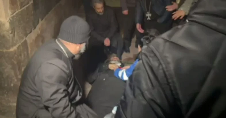 Армянский священник перенес инфаркт на фоне столкновений в Эчмиадзине Minval Politika