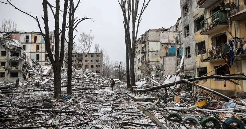Солдат идет по завалам объектив