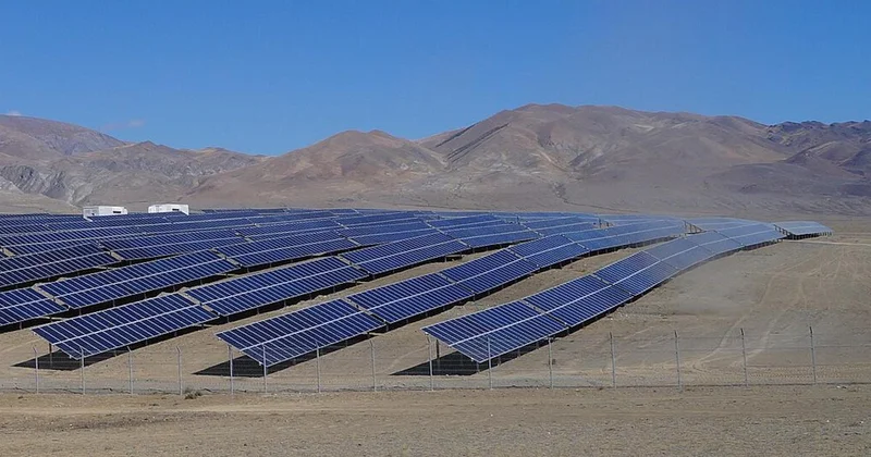 В Китае солнечная электростанция "разбудила" пустыню