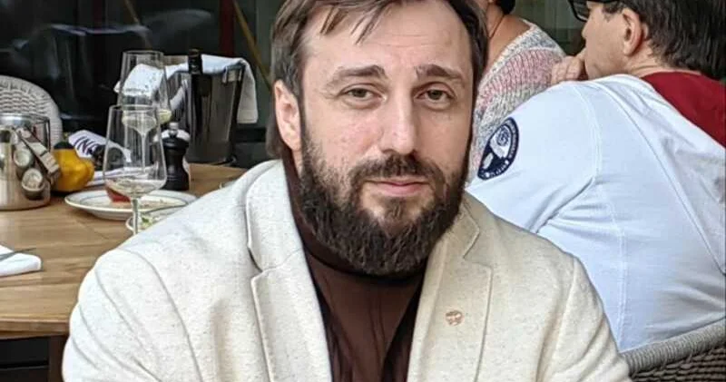 Putinin qardaşı oğlunun dostu özünü polis şöbəsindən yerə atdı