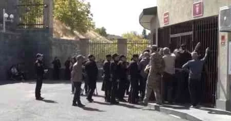 Католикос и Уходи : в Эчмиадзине звучат противоположные лозунги