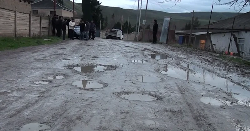 “Hansı dövrdə yaşayırıq ki, küçəmiz belə vəziyyətdədir?“ Şabranda palçıqlı yollardan təngə gələn sakinlərdən ŞİKAYƏT