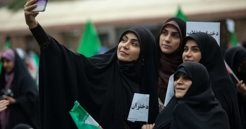 İran köhnə inancına GERİ QAYIDIR Hicab varsa, içki içmək də olar...