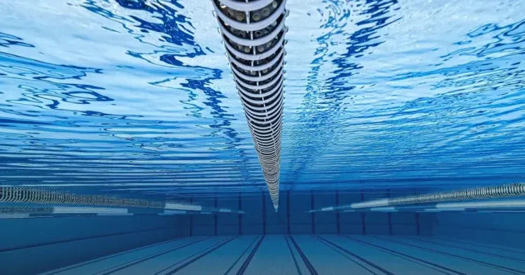 Qadın avtomobili qapalı hovuzda BATIRDI