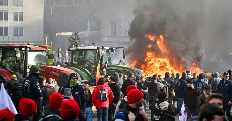 Brüsseldə polis etirazçılara qarşı göz yaşartıcı qaz tətbiq edib