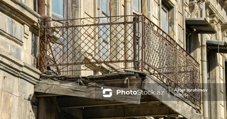 Опасность над головой: ветхие балконы Баку угрожают горожанам