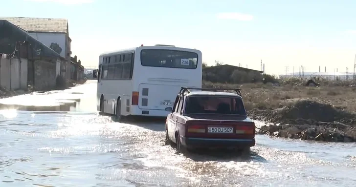 Одолеют только КамАЗы: в Баку затопленная дорога стала непреодолимым препятствием для автомобилистов