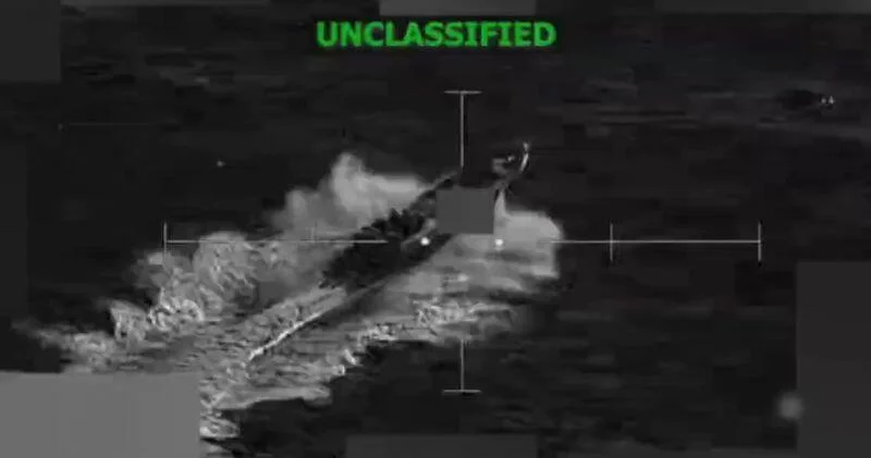 США ударили по судну наркоторговцев в Тихом океане ВИДЕО