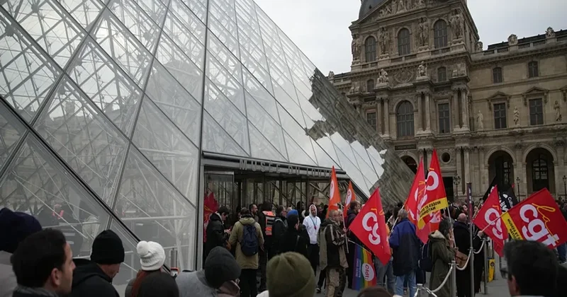 Luvr muzeyi hələ də açılmayıb Əməkdaşların tətili davam edir