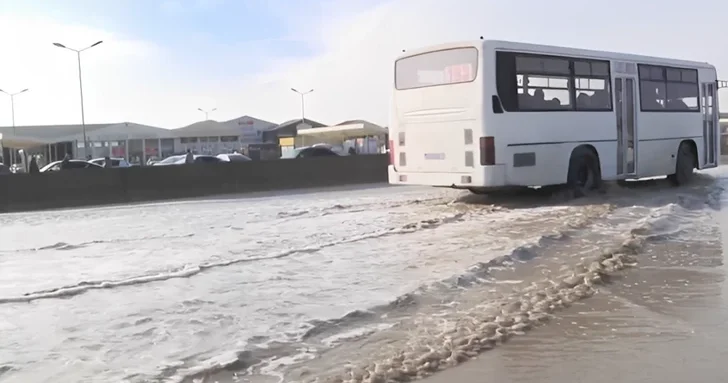 После дождя дорога у торгового центра в Баку ушла под воду