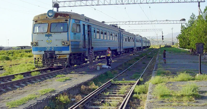 Paşinyan Rusiyadan iki dəmir yolunun bərpasını xahiş etdi