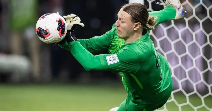 Bir neçə saatda bütün formaları satıldı