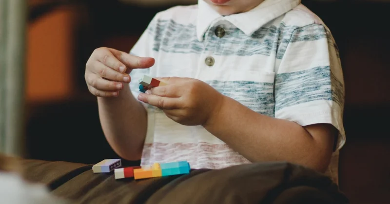 Körpələrdə autizm əlamətlərini necə bilmək olar?