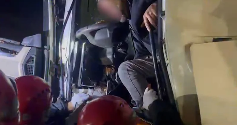 В Локбатане водитель оказался зажат в салоне автомобиля ВИДЕО