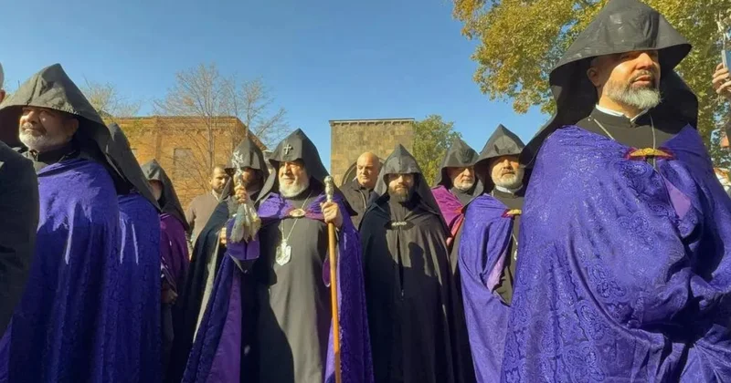 10 erməni yepiskop katolikosu taxt tacı tərk etməyə çağırıb