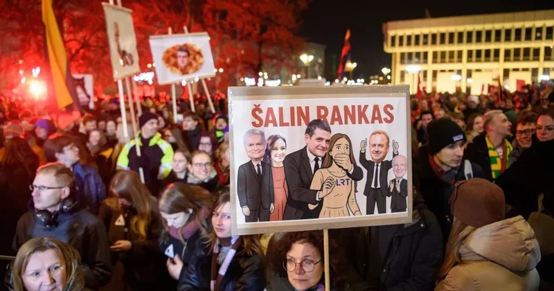 В Литве тысячи людей протестует в защиту независимости СМИ