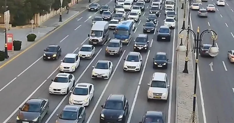 На ряде улиц и проспектов Баку затруднено движение транспорта ФОТО СПИСОК