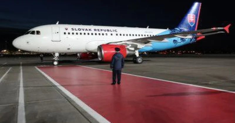 В самолет Фицо врезался автомобиль