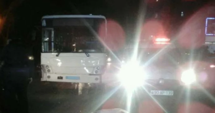 Qubada avtobus ana və azyaşlı qızını vurdu
