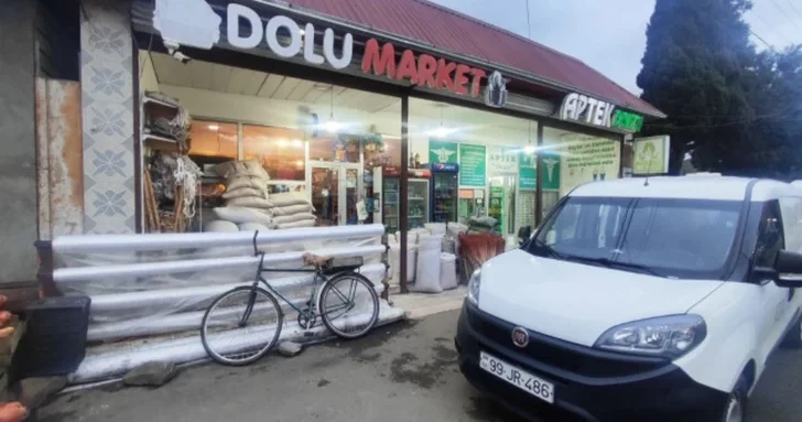 Просроченные продукты и поддельный алкоголь: АПБА выявило нарушения в сельском магазине в Астаре