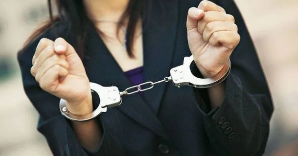 Müəllim düzəldəcəyi barədə vəd verib 7 min manat ələ keçirdi