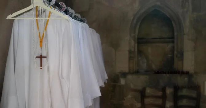 50 il boyunca uşaqlara dini təhsil verən rahib seksual istismar ittihamı ilə həbs olundu