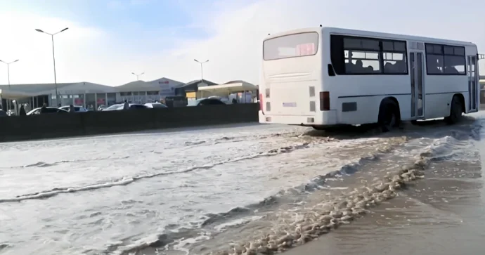 Bakıda ticarət mərkəzinin qarşısında suyun içində yol: Piyadalar təhlükədə VİDEO