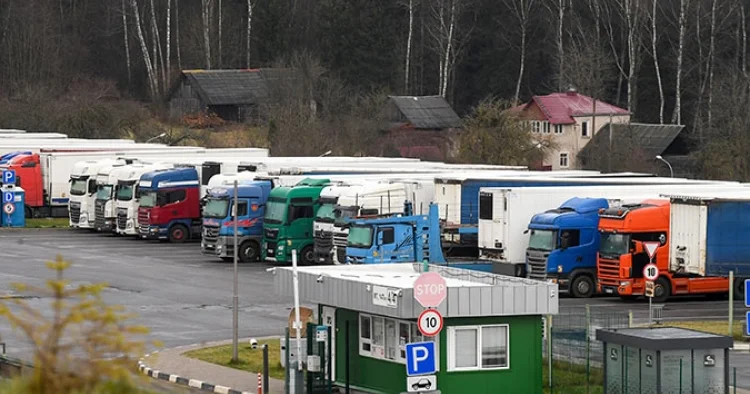 Litva Belarusa yük maşınlarının müsadirəsi barədə xəbərdasrlıq edib