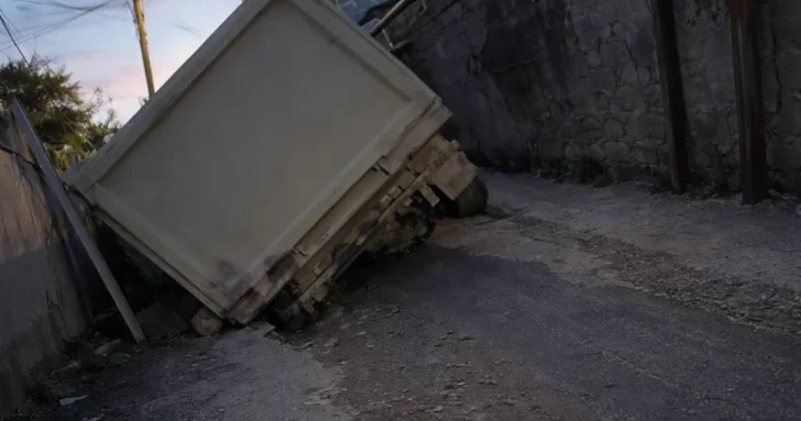 Обрушение дороги в Хырдалане: на месте застрял грузовой автомобиль