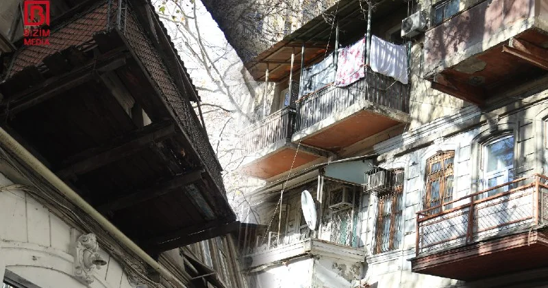 Bakının mərkəzində köhnə eyvanlar TƏHLÜKƏ saçır Məsul qurumlar hara baxır? VİDEO