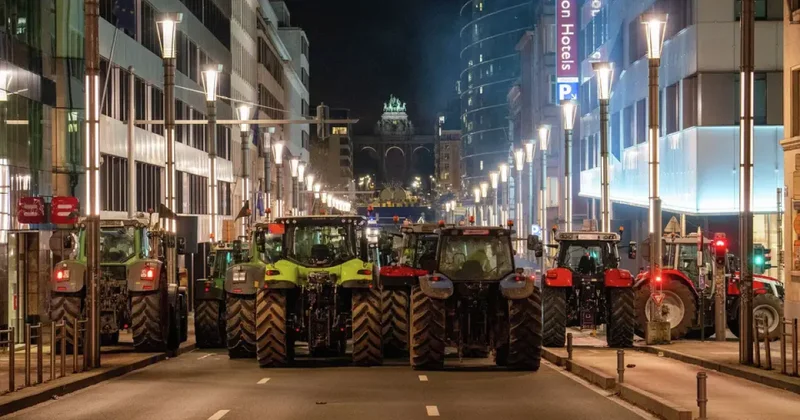 Brüsseldə etirazçı fermerlər traktorlarla yolları bağlayıb
