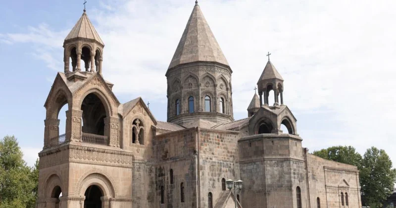 II Qareginin tərəfdarları və onun istefasını tələb edənlər Eçmiədzində eyni vaxtda mitinq keçirir