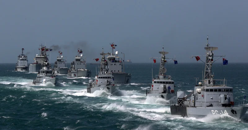 Trampın hədələri fonunda Venesuela hərbi gəmiləri dənizə çıxarıb