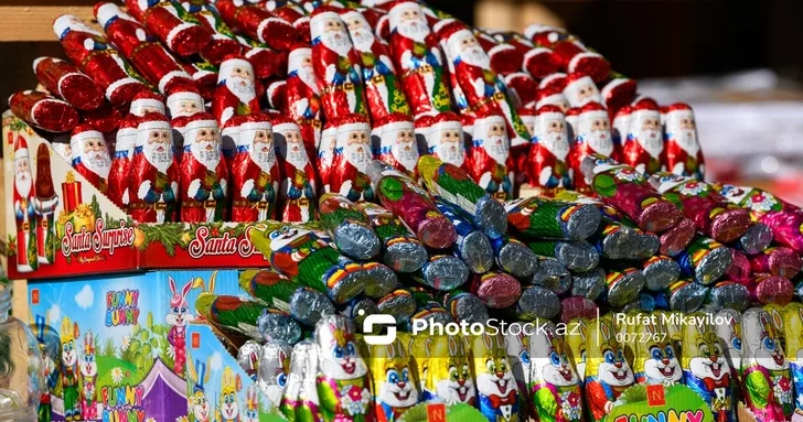 Собрать самому или купить готовое? Гид по новогодним подаркам со сладостями