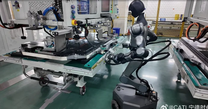 Elektromobil batareyalarını robotlar daha keyfiyyətlə yığır FOTO