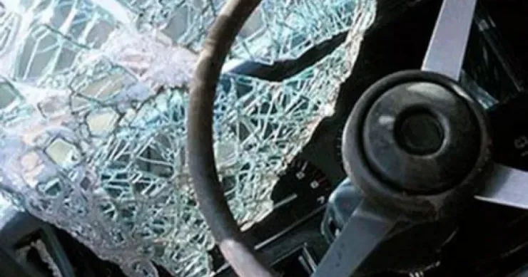 Bakıda maşın avtobus dayanacağına çırpıldı, sürücü öldü