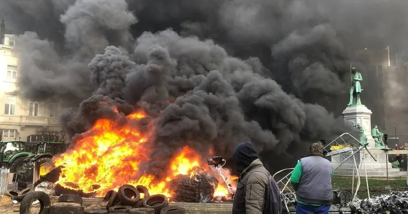 Фермеры подожгли покрышки у здания Европарламента Minval Politika