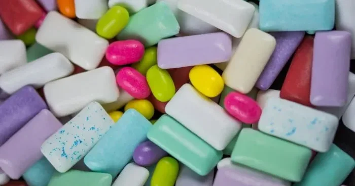 Şagirdlərin saqqızdan zəhərlənməsi iddiaları ilə bağlı AÇIQLAMA