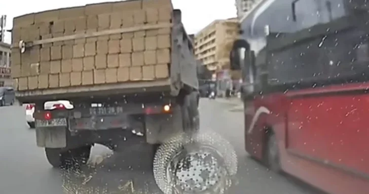 На волоске от трагедии: опасный маневр грузовика на проспекте в Баку