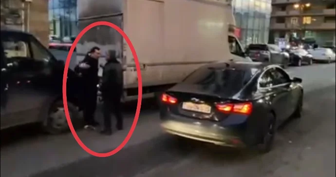 Bakıda qəzaya düşən sürücülər günahı bir birinin üzərinə ataraq dava etdilər VİDEO