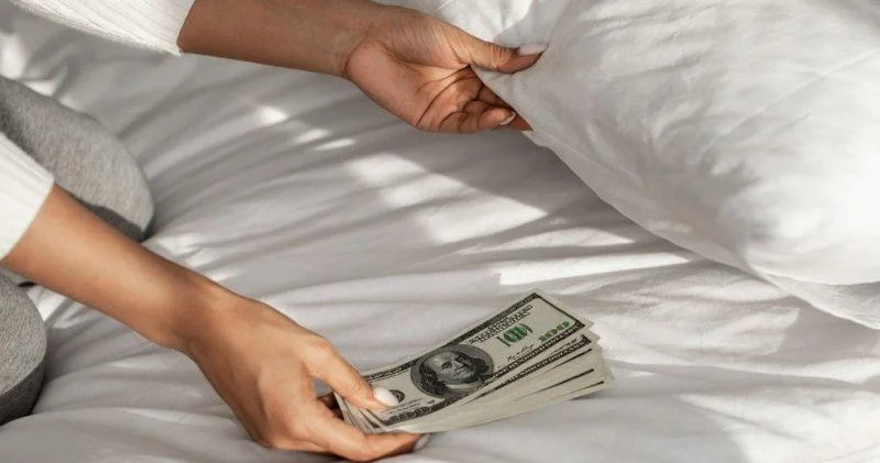 Əhali niyə pulları yastıq altında saxlayır?