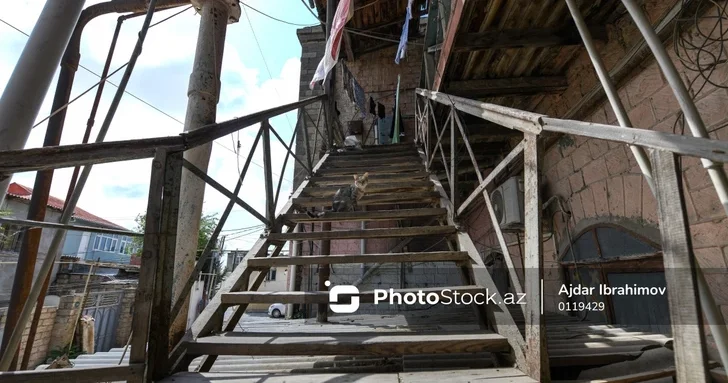 В Баку шесть семей живут в доме, который может рухнуть в любой момент
