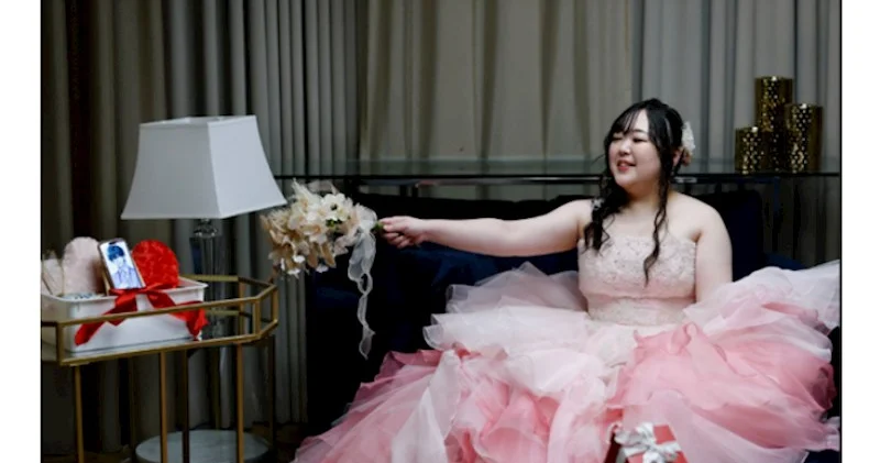 Gənc qız süni intellektlə ailə qurdu Toya onunla gəldi (VİDEO)