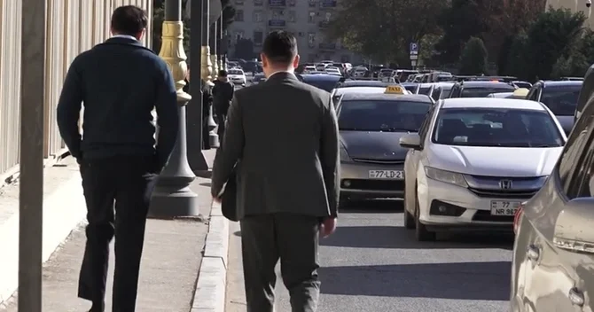 Nərimanov rayonundakı səki piyadalar üçün yararsız vəziyyətə düşüb