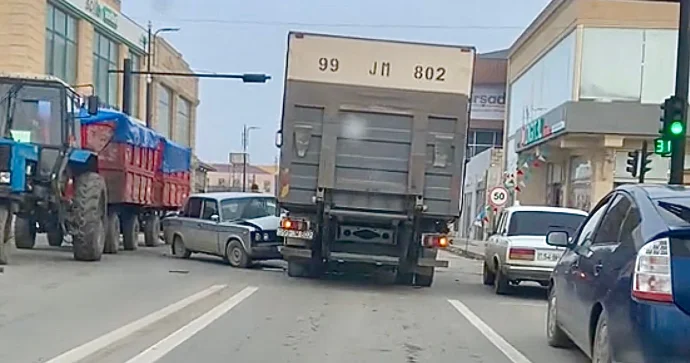 Sabirabadda “VAZ” yük maşınına çırpıldı VİDEO