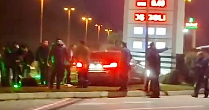 Mərdəkanda “BMW” uçaraq reklam lövhəsinə çırpıldı VİDEO