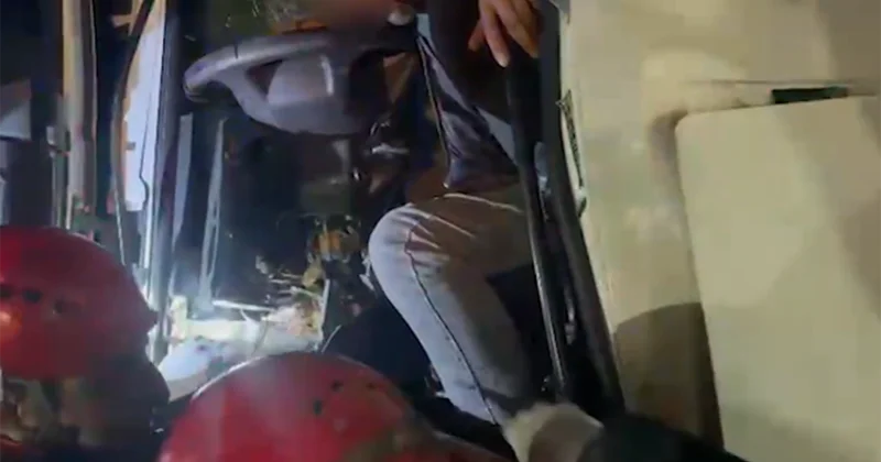 Спасатели достали из автомобиля зажатого водителя Minval Politika