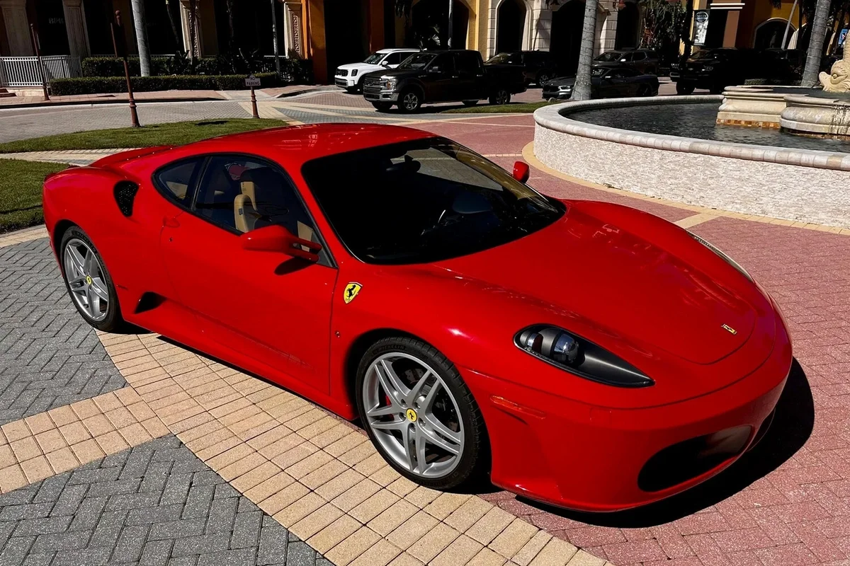 Trampın Ferrari F430 avtomobili hərraca çıxarılacaq