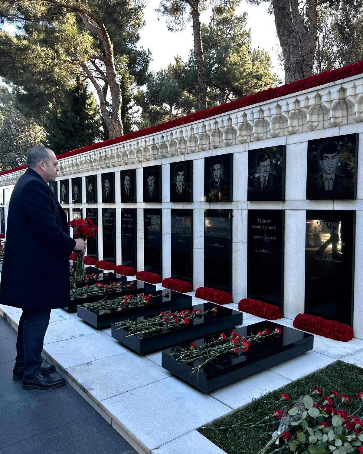 İsrailin Azərbaycandakı yeni səfiri Şəhidlər Xiyabanını və Albert Araqunovun məzarını ziyarət edib